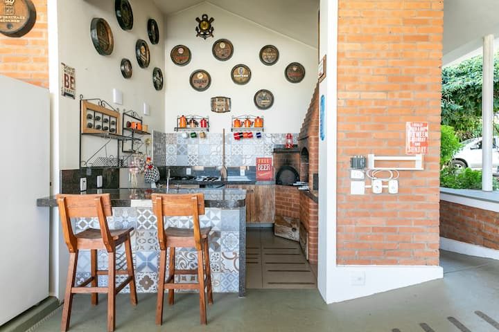 Churrasqueira, forno a lenha e gás