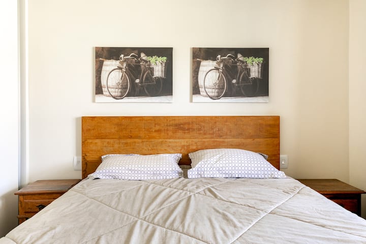 Suíte Master Superior com cama queen e vista para os jardins frontais